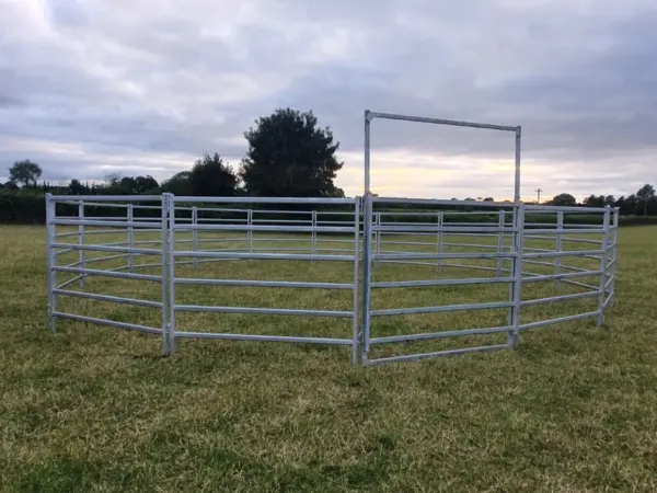 Horse lunging ring in field - adjustable gate closed - round ring